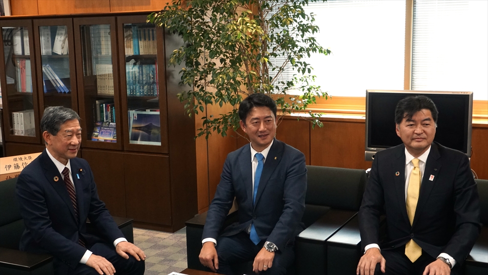 対談する（左から）伊藤大臣、松本市長、久須社長