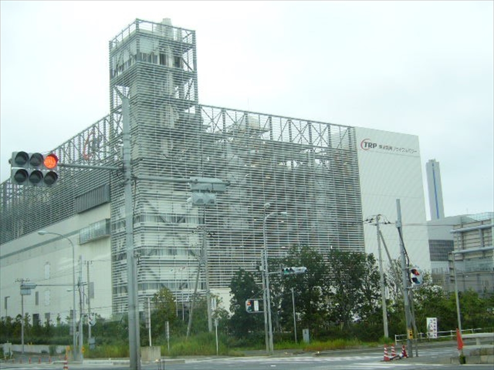写真1　設備の一部を野外に設置している施設例（国内事例）　施設名称：東京臨海エコクリーン焼却設備、ガス冷却設備、排ガス処理設備等を屋外に設置
