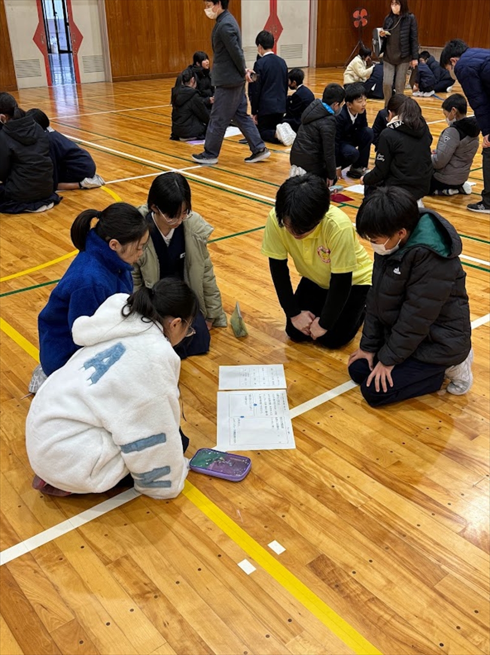 環境教育で「こどもサミット」を開催　日本海開発が石川県能美市の３小学校とゲーム形式でＳＤＧｓを学び理解深める_3校の小学生に大学生も加わり、課題解決策を話し合った