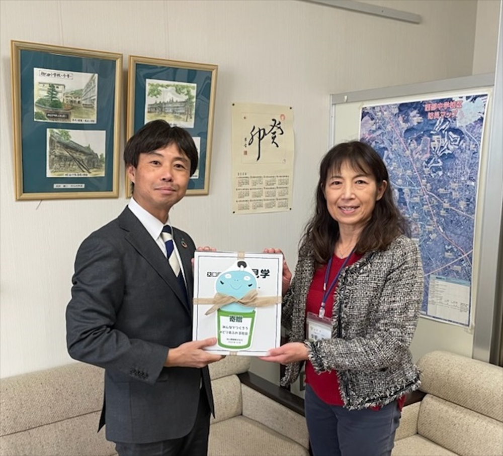 加山社長が直接各校の校長に手渡しした（写真は豊川市立御油小学校にて）