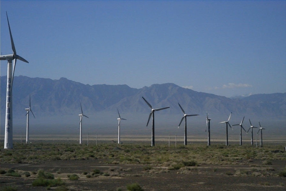 新彊ウイグル自治区の風力発電設備（2000年8月、筆者撮影） 