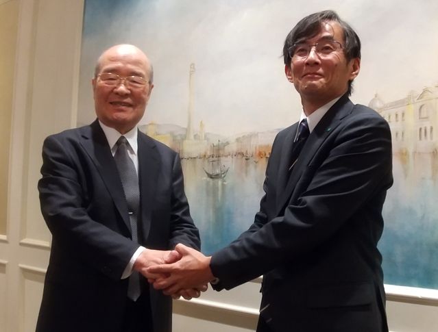 オカドラの金井社長（左）、清本鉄工の清本社長（右）