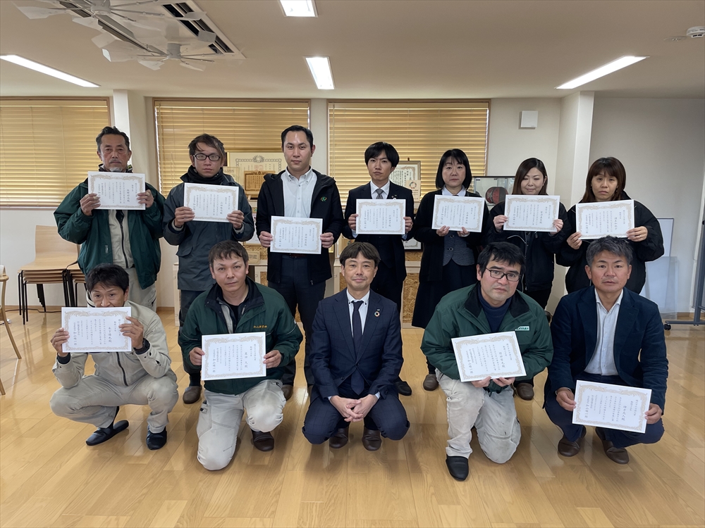 社会から求められる企業を目指して ~加山興業~(2) ウェルビーイングの追求(1) 社員の健康マネジメント確立と管理者・社員教育の拡充_勤続20年15年、10年の社員を表彰する「縁の下の力持ち賞」なども設けている