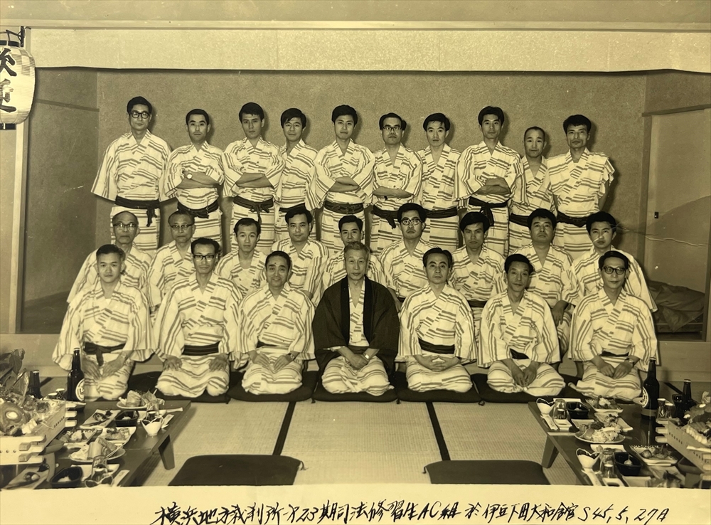 産廃と私~弁護士50余年の歩み~ 弁護士 芝田 稔秋 第1期:生誕から司法試験合格まで(4) 横浜で修習生時代を過ごし、いよいよ弁護士に_横浜地方裁判所第23期司法修習生合宿(1970年5月27日、筆者は2列目の中央)