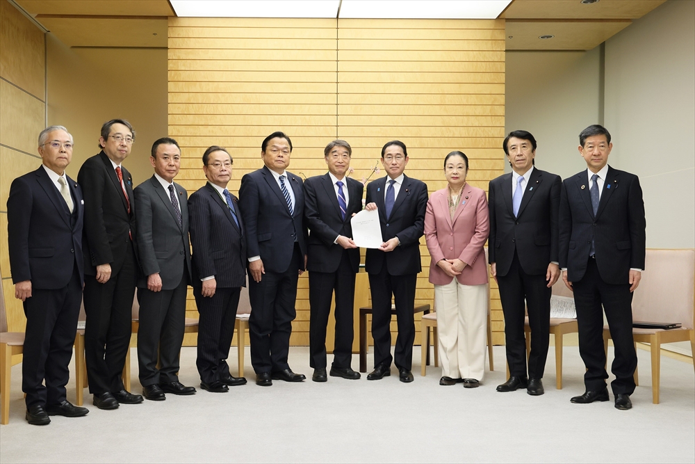 6日に与党提言の申し入れを受けた岸田首相（右から4人目。官邸HPより）