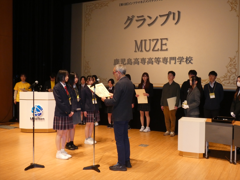 グランプリを受賞した鹿児島高専「MUZE」のメンバー