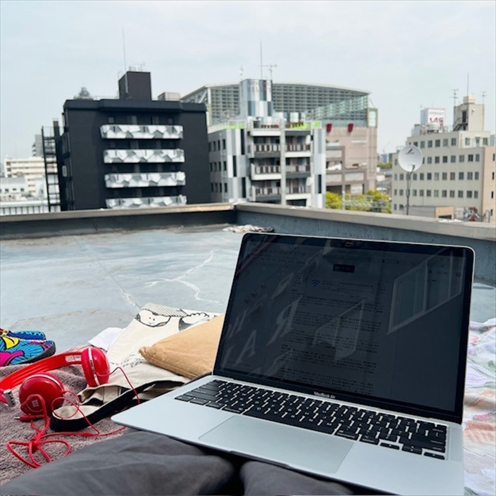 大阪での滞在先である宿の屋上に手オンライン授業