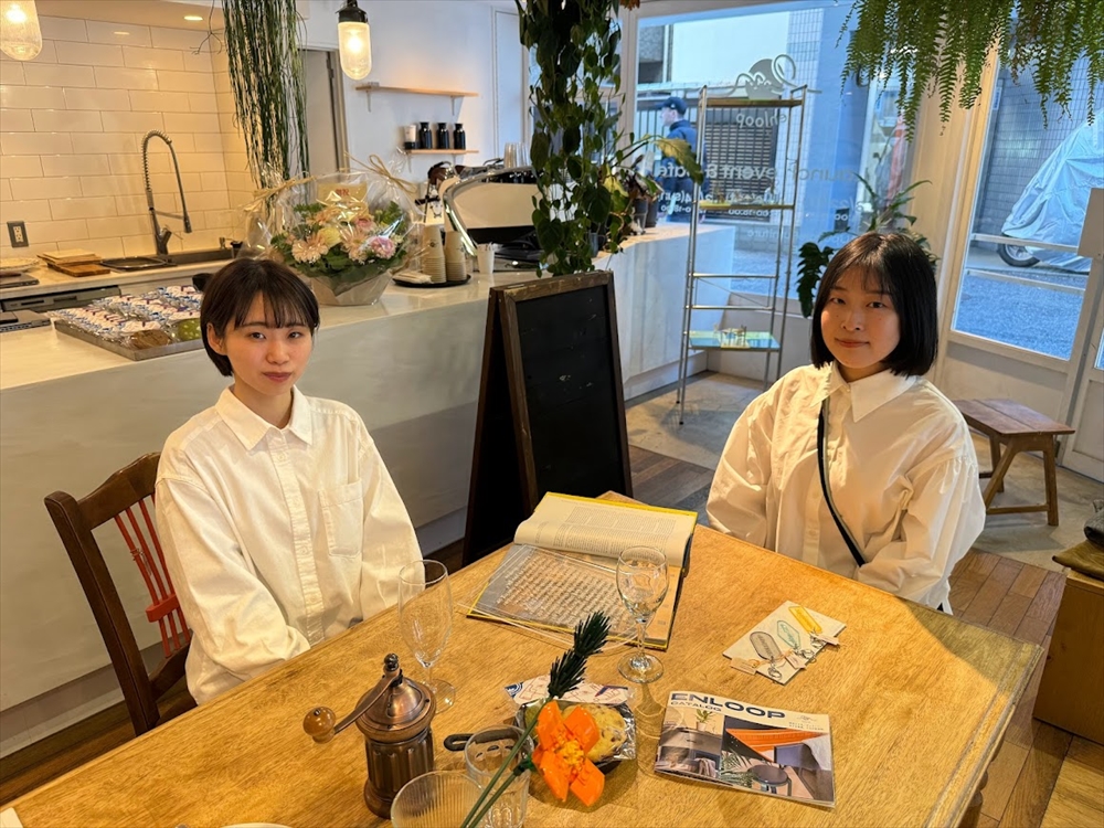 ホテルで使われていたものを生まれ変わらせたダイニングテーブルを囲むデザイナーの三谷さん（右）と島田さん