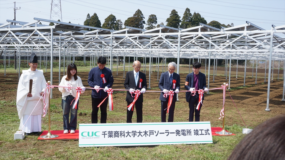 テープカットの様子。右から３人目が内田理事長、２人目が原科学長