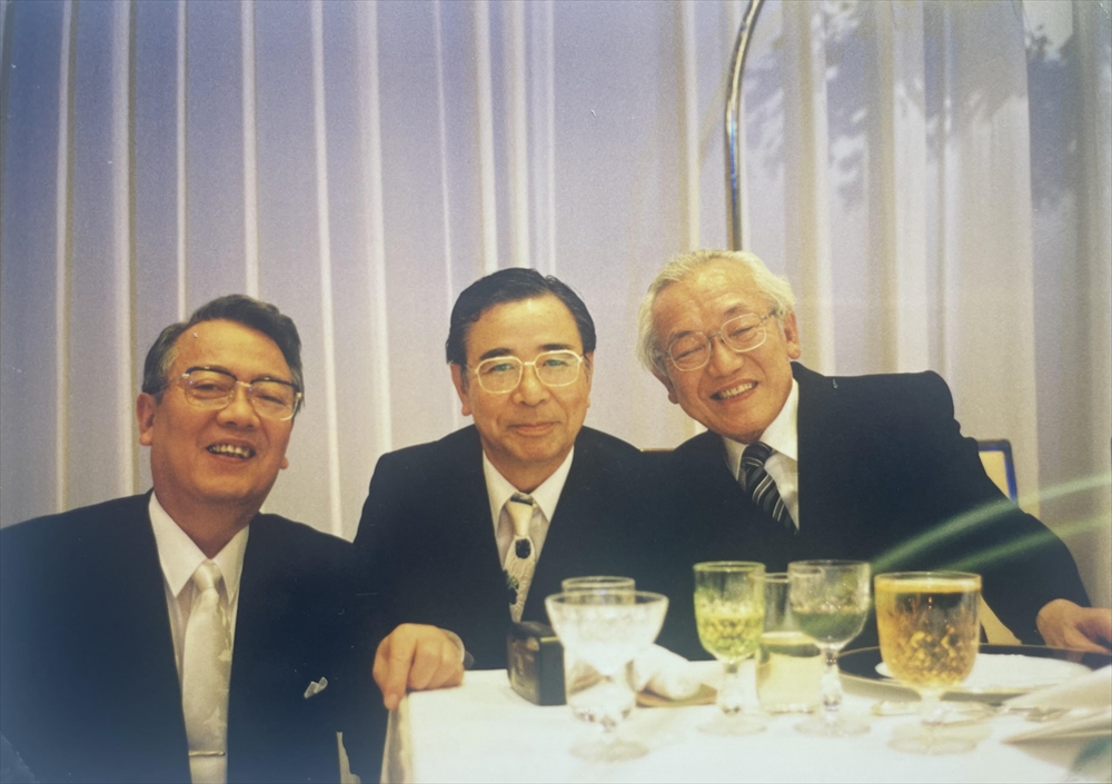 産廃と私～弁護士50余年の歩み～⑧　弁護士　芝田 稔秋　第２期：1970年代（昭和45年以降）（4）　陳情活動の功績で業者と懇意になり顧問先が増える_東産協会員の結婚式で（右が元全産連会長鈴木勇吉氏、左が元東産協専務理事森茂美氏、中が筆者）