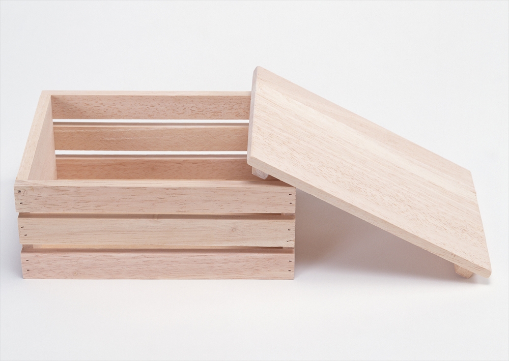 IMAGE_これは木製の箱の写真です。箱はいくつかのスラットで作られており、蓋が開いた状態になっています。このような箱は収納や整理に使われることが一般的です。