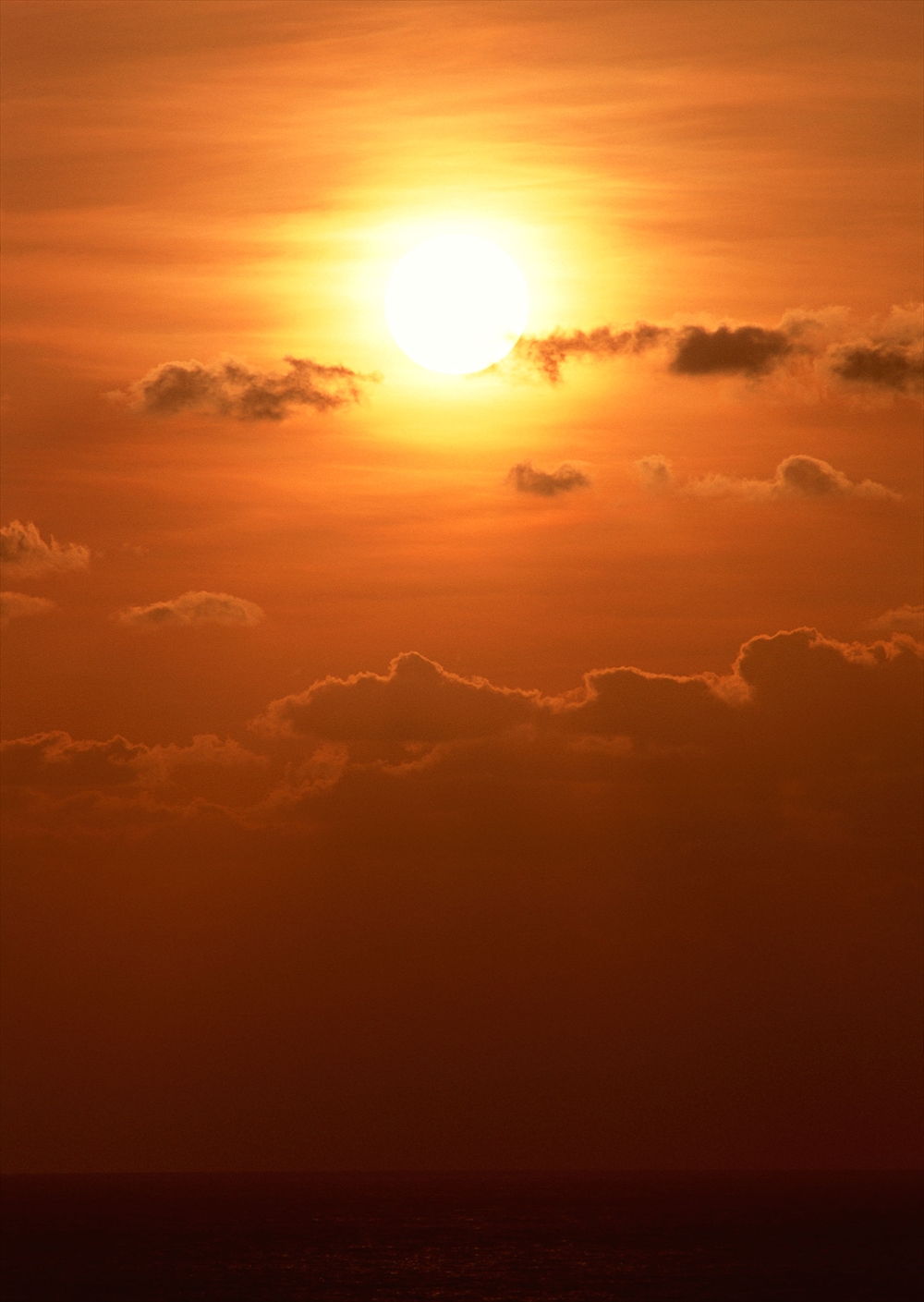IMAGE_これは、太陽が沈む時や昇る時の空の様子を捉えた写真のようです。オレンジ色の空と雲が印象的ですね。自然の美しさが感じられます。