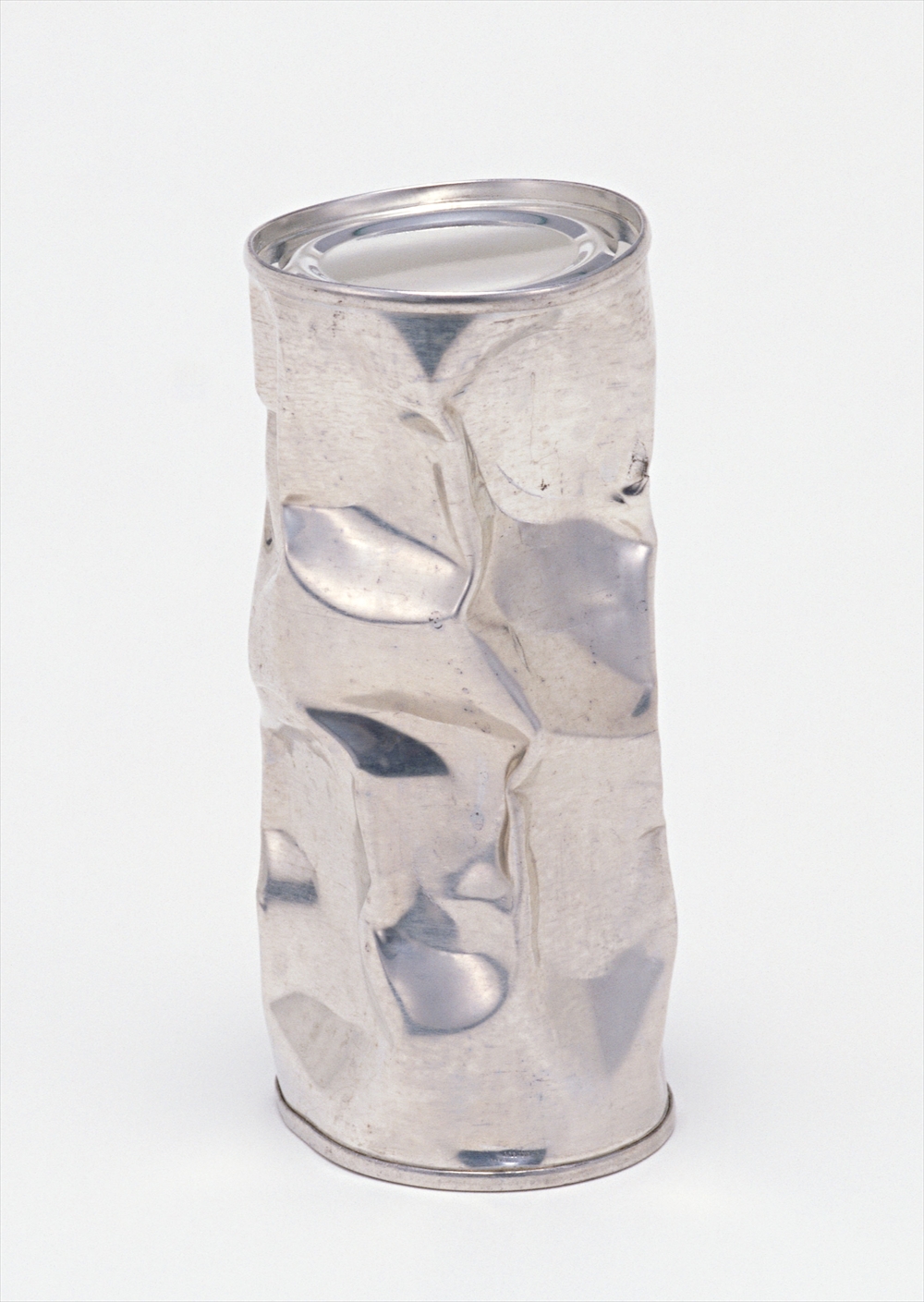 IMAGE_これは、つぶれたアルミ缶の写真です。デザイン的な要素が強いか、アート作品である可能性もあります。