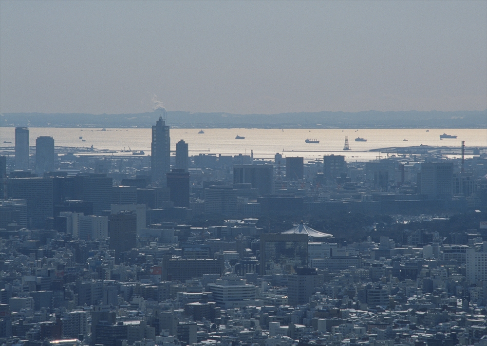 IMAGE_これは都市の風景を捉えた写真で、遠くに海や船が見えるようです。具体的な場所や特徴についてはわかりませんが、大都市のスカイラインが映し出されているようです。