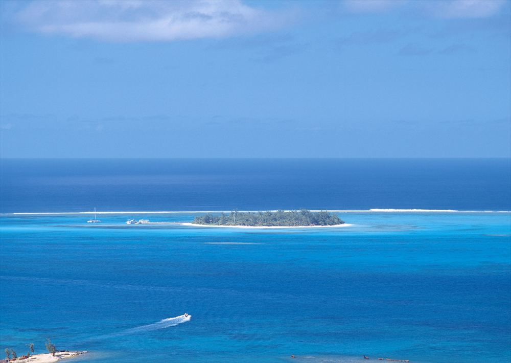 IMAGE_これは、美しい海と小さな島を描いた風景の写真のようです。青い海と空、そして植物のある島が特徴的です。旅行やリゾート地を連想させる風景ですね。