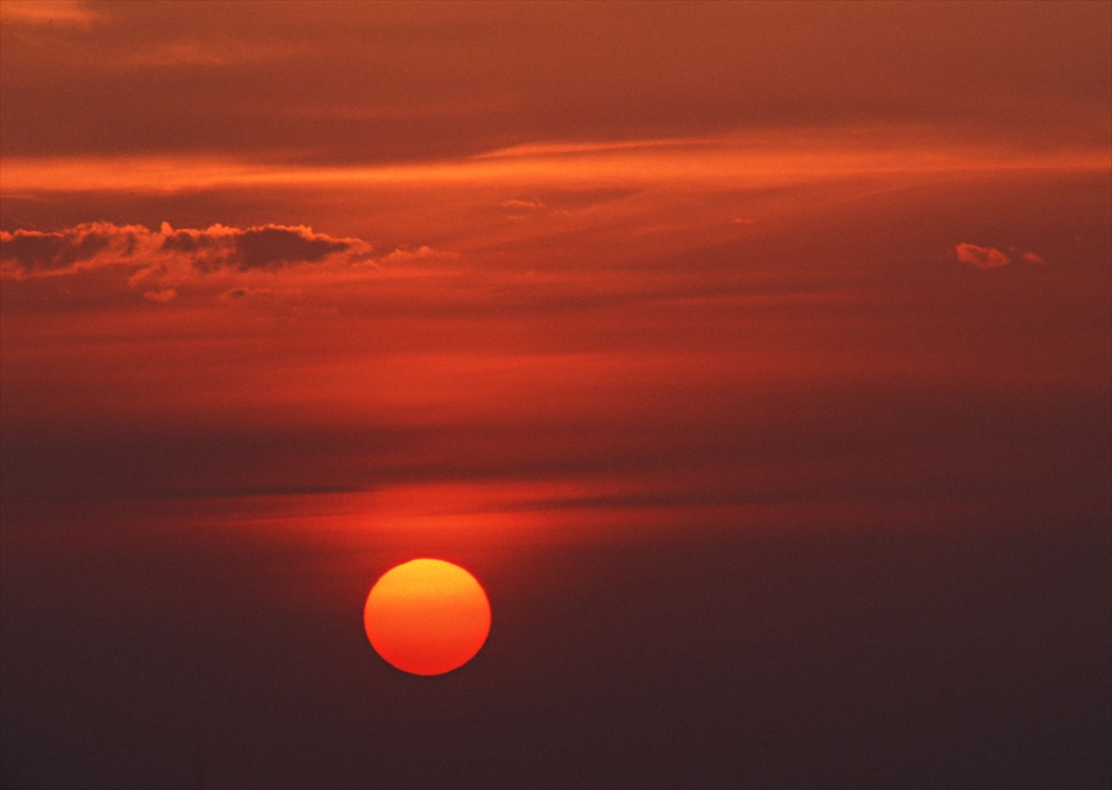 IMAGE_これは夕焼けの写真です。太陽が地平線近くにあり、空は赤やオレンジの色に染まっています。夕焼けは美しい自然現象の一つで、特に夕方に見ることができます。
