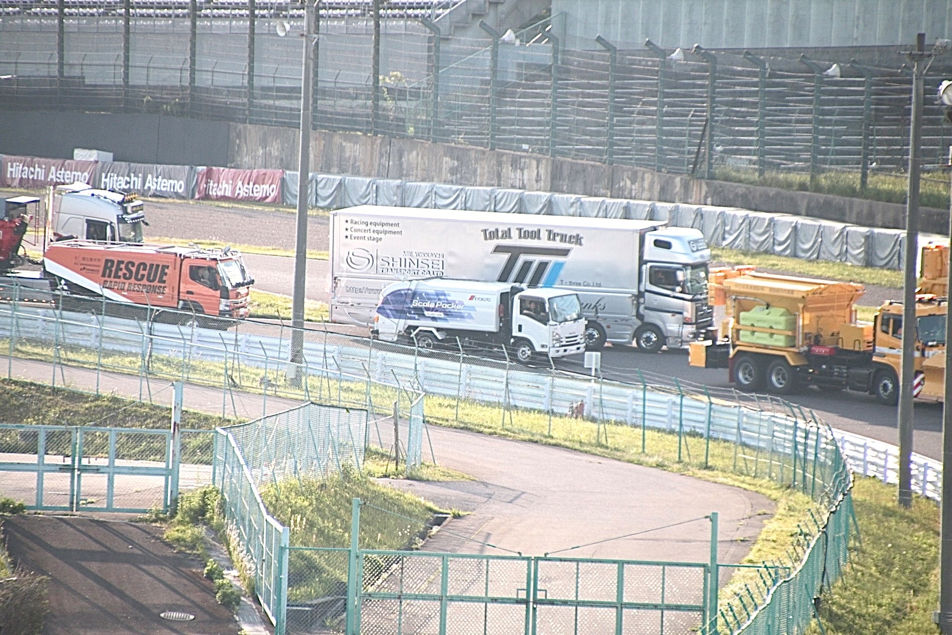 サーキットを走行する「働く車」たち_　パッカー車など働く車が集結　サーキットコースをパレード　極東開発がイベント　