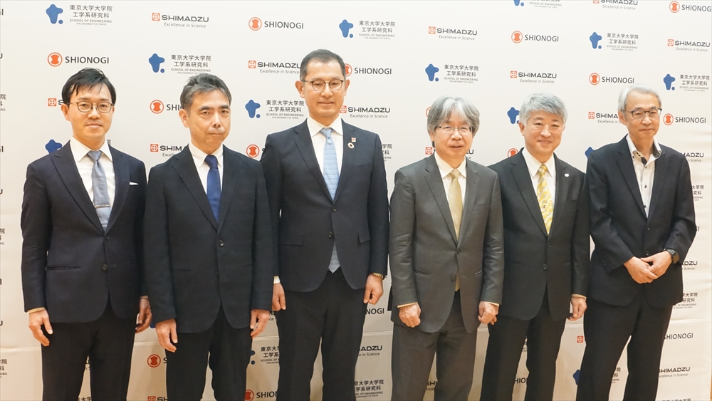 左から北島特任教授、片山教授、塩野義製薬・小林博幸イノベーションフェロー、加藤教授、的場常務執行役員、滝沢智センター長
