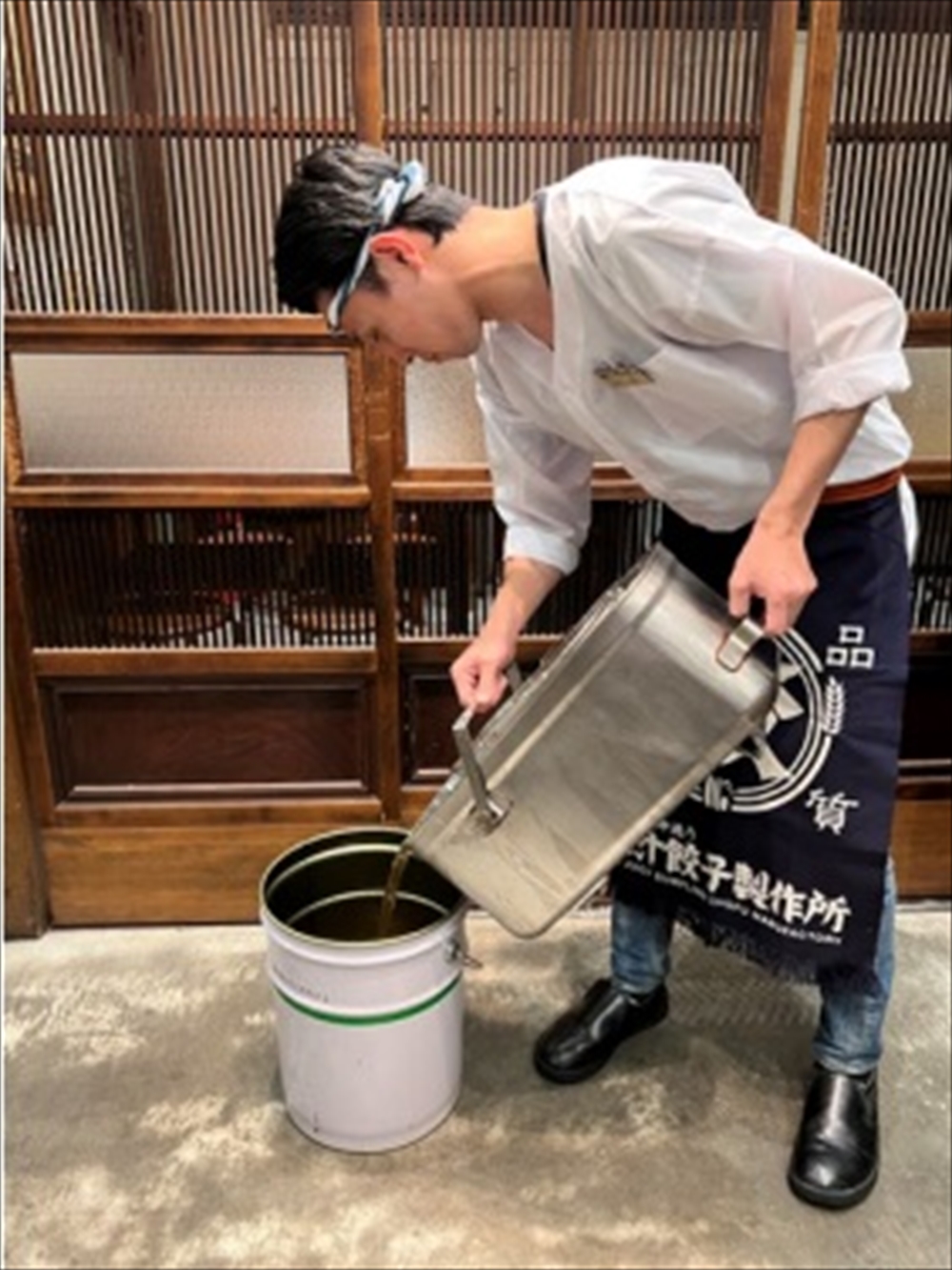 店頭での廃食油回収準備の様子
