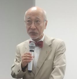 あいさつする、細田会長