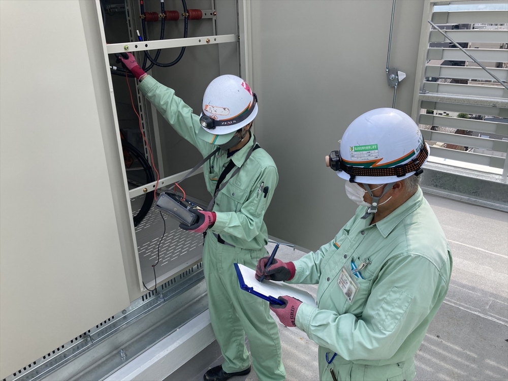 エコホーの企業訪問（45）日本電気保安協会　中小企業の脱炭素と電気代削減を強力後押し　「電気保安管理」を軸に豊富な無料サービスで_定期点検の様子