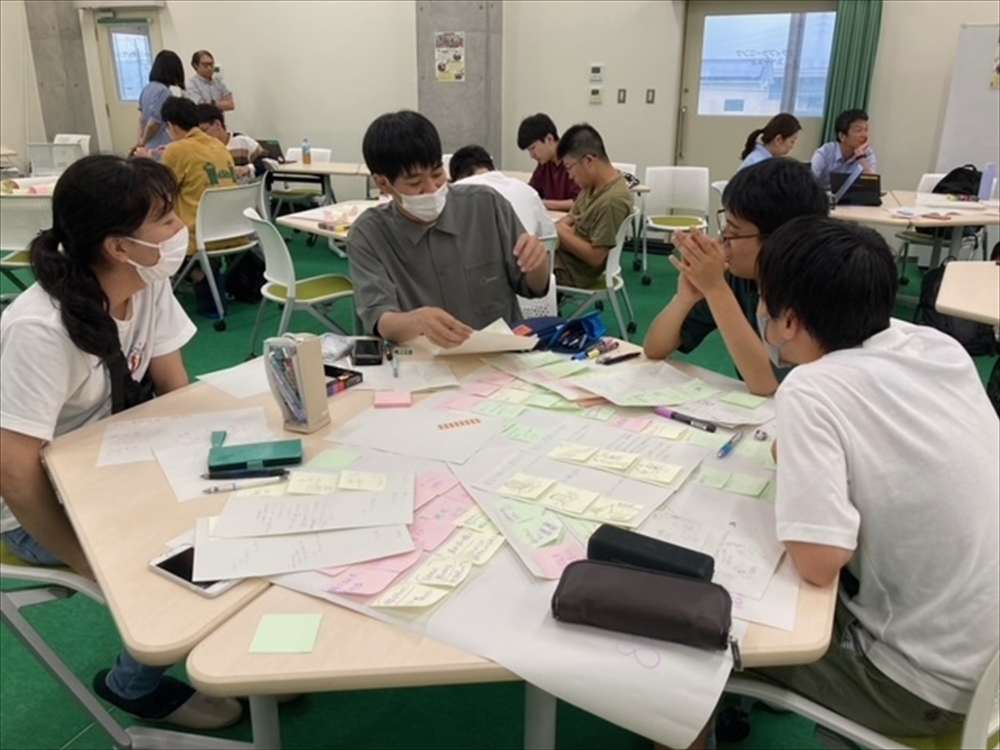 写真４　アイデアをチーム内で共有