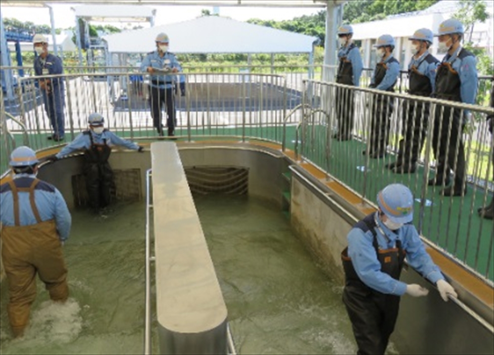 写真４　管路内水中歩行実習