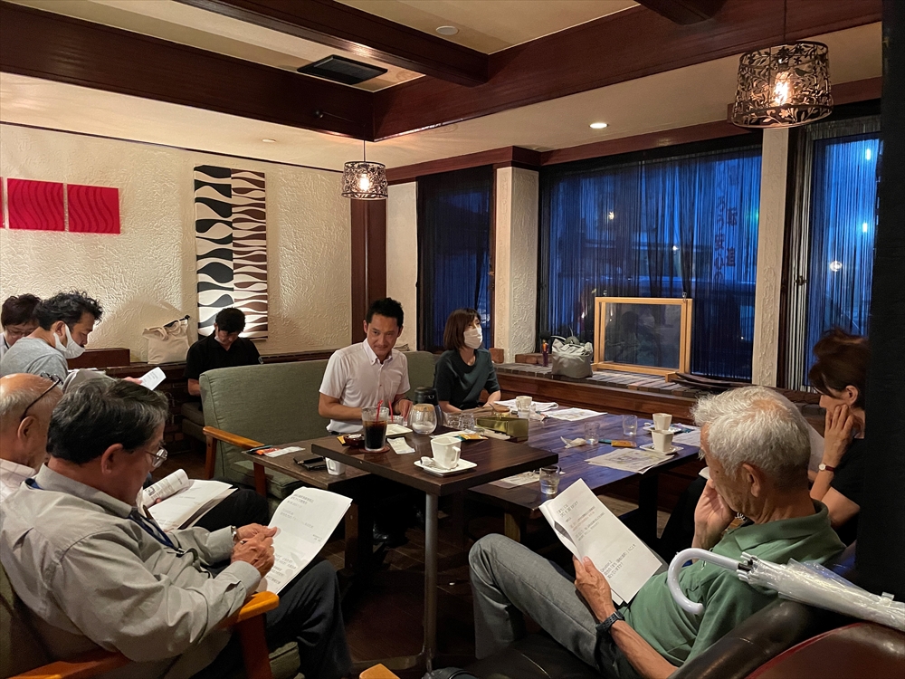 鼎談　下水道の仕事はもっと魅力的になる！　異業種出身者だから気づけた伸びしろ_写真５　久田さんは「これまでのＮＪＳではかんがえられなかった」まちづくりにチャレンジする（隠岐の島町での地域の方々とのまちづくり勉強会の様子。写真中央が久田さん）