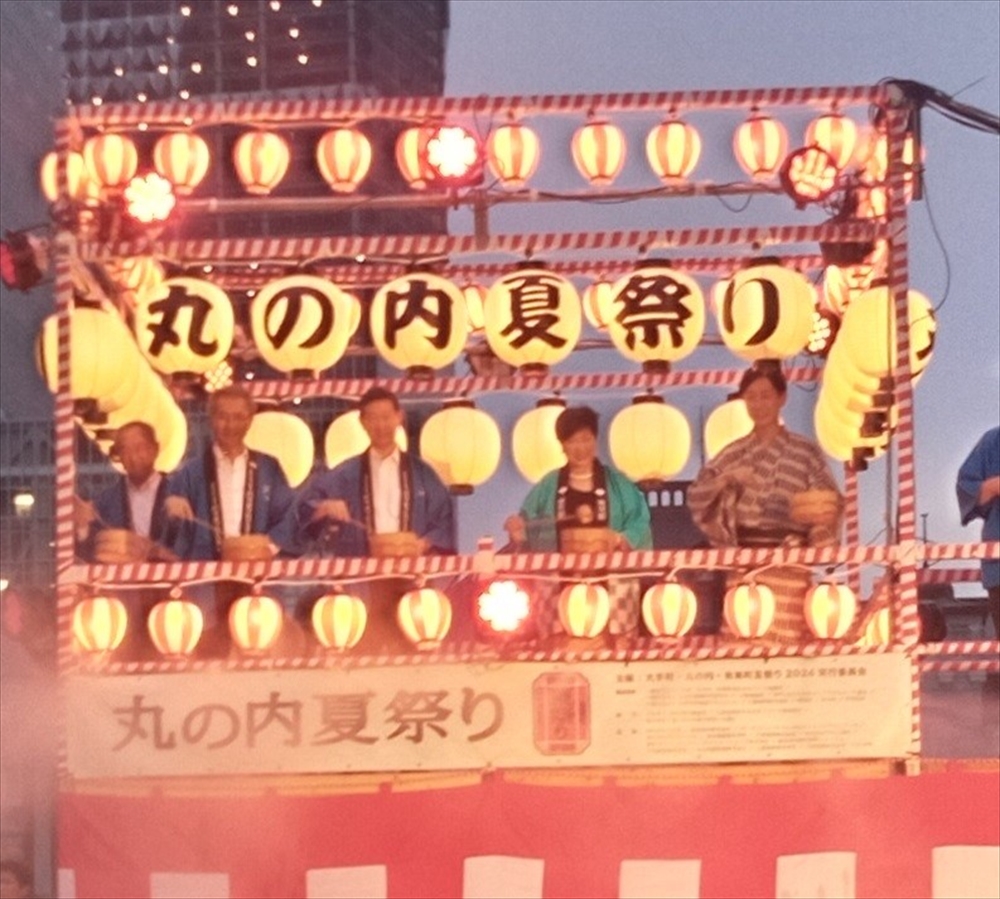 小池都知事（右から２人目）と伊藤環境相（同３人目）