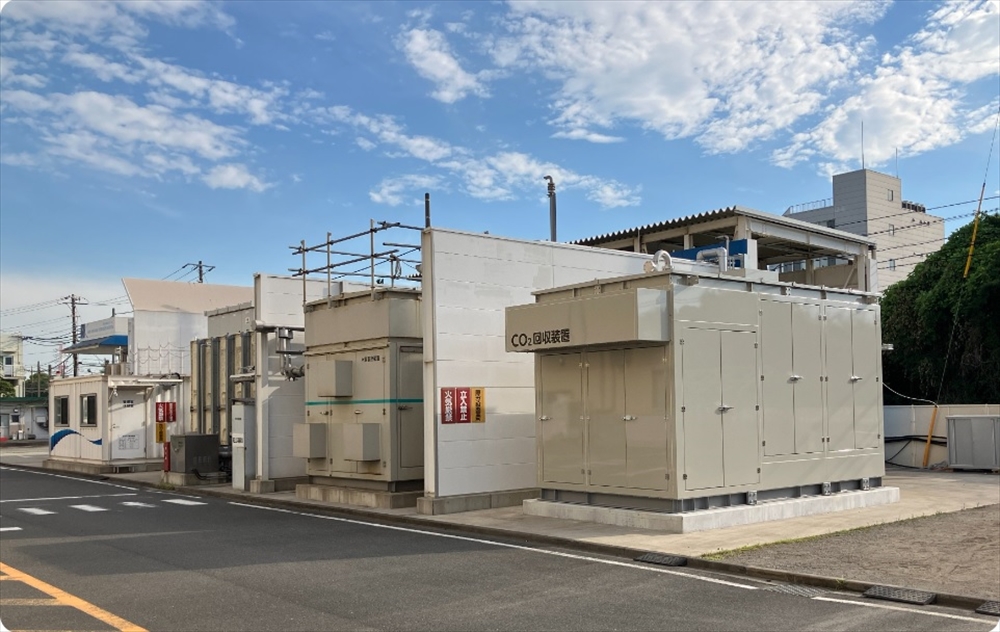 二酸化炭素回収装置実証機（手前）、小型水素製造装置（ＨｙｇｅｉａーＡ）