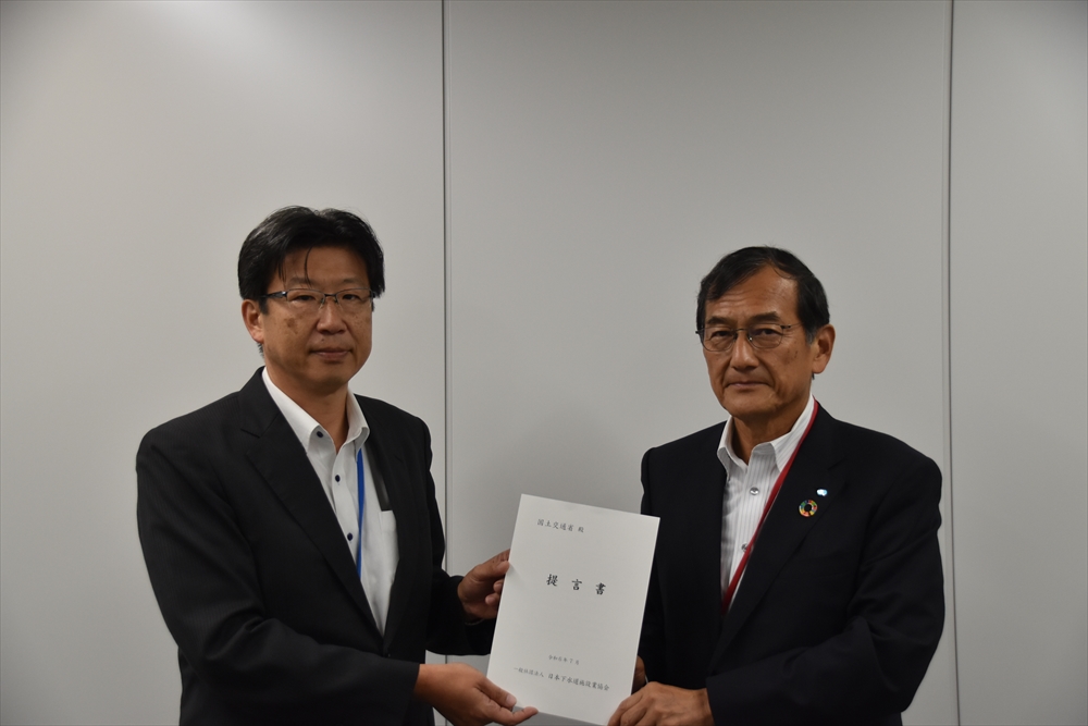 施設協の北尾会長（右）と松原上下水道審議官