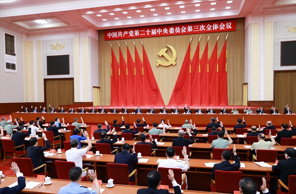 シャオリュウの中国環境ウオッチ（129）　地球環境戦略研究機関（IGES）北京事務所所長　小柳秀明　「三中全会」での全面深化改革決定_「三中全会」での審議の様子（出典：中国政府ネット）