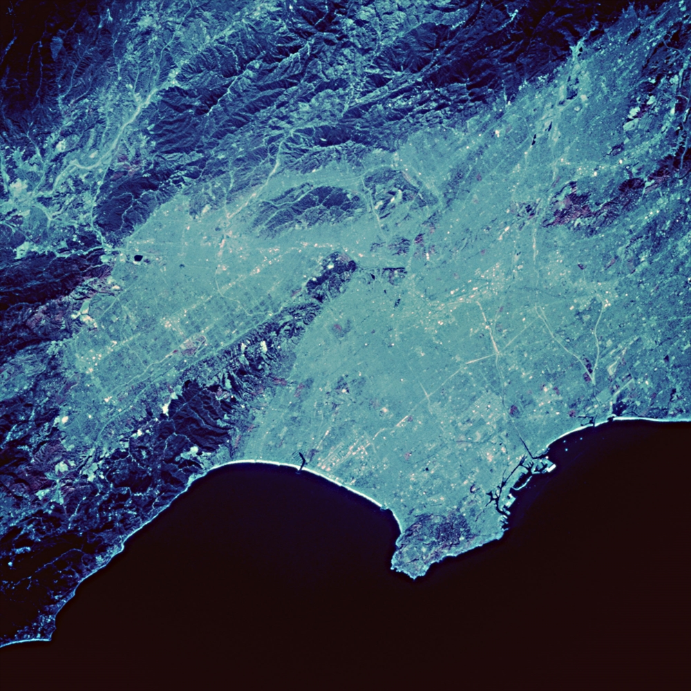 IMAGE_これはおそらく衛星写真や空撮の画像で、地形や都市の配置を捉えたものです。特定の地域や国を示している可能性がありますが、詳細はわかりません。
