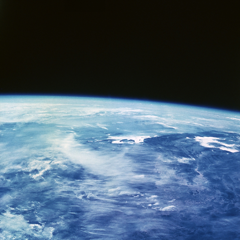 IMAGE_これは地球の外観を捉えた宇宙からの写真です。青い海と雲、そして地表の一部が見えています。宇宙の黒い背景とのコントラストが印象的です。
