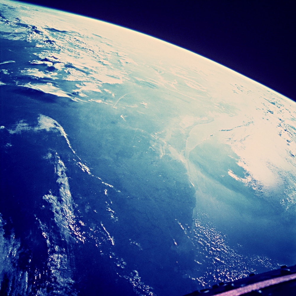 IMAGE_これは地球の写真のようです。宇宙から見た地球の一部を捉えたもので、海や大気、陸地が映っているのが特徴です。宇宙からの視点は地球の美しさや大きさを感じさせます。