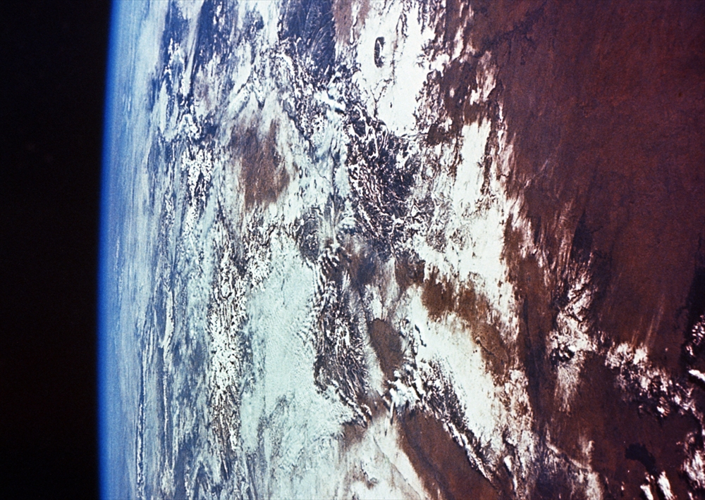 IMAGE_これは地球の画像のようです。宇宙から見た地球の表面を示している可能性があります。具体的には大地や雲、そして氷の部分が見受けられます。