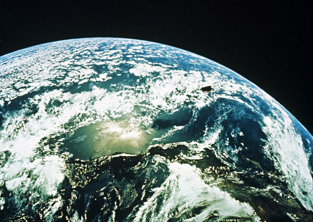 IMAGE_この写真は、宇宙から見た地球の画像です。地球の青い海と雲、陸地が特徴的に映っています。このような画像は、宇宙探査機や宇宙船から撮影されることがあります。