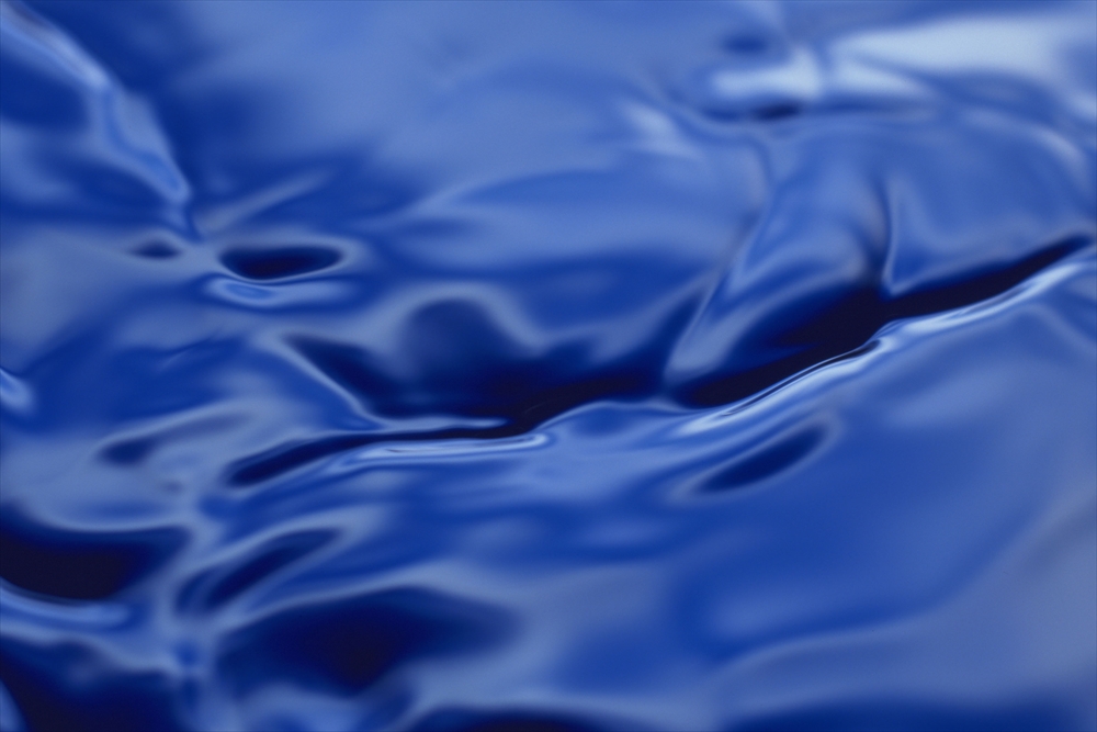 IMAGE_これは青色の波のように見える表面の写真です。水や液体の質感を持っているように見えますが、具体的な状況や背景についてはわかりません。内容について詳しい情報を提供することはできません。