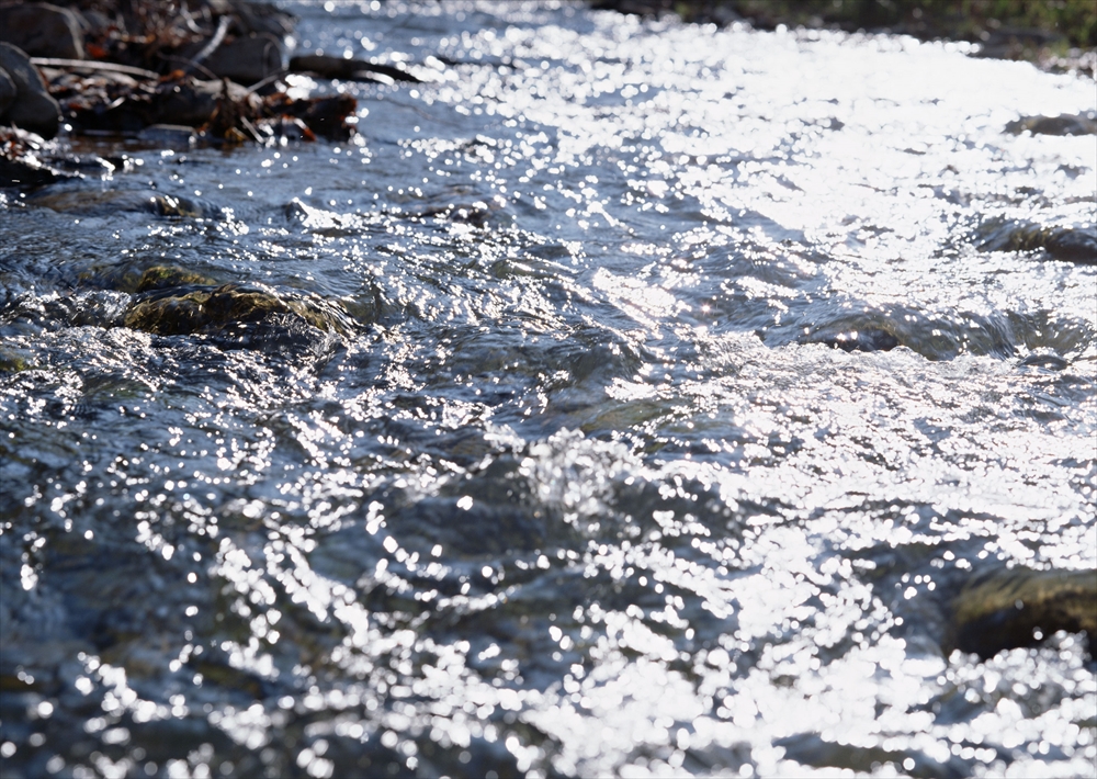 IMAGE_これは流れる水の写真のようです。水面に光が反射していて、自然の景色が感じられます。おそらく川や小川の一部でしょう。