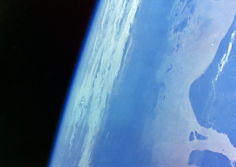 IMAGE_この写真は、宇宙から地球を撮影したもののようです。青い色合いと雲の配置から、地球の大気や海の様子がわかります。具体的な場所や状況についてはわかりませんが、宇宙からの視点を示していると思われます。