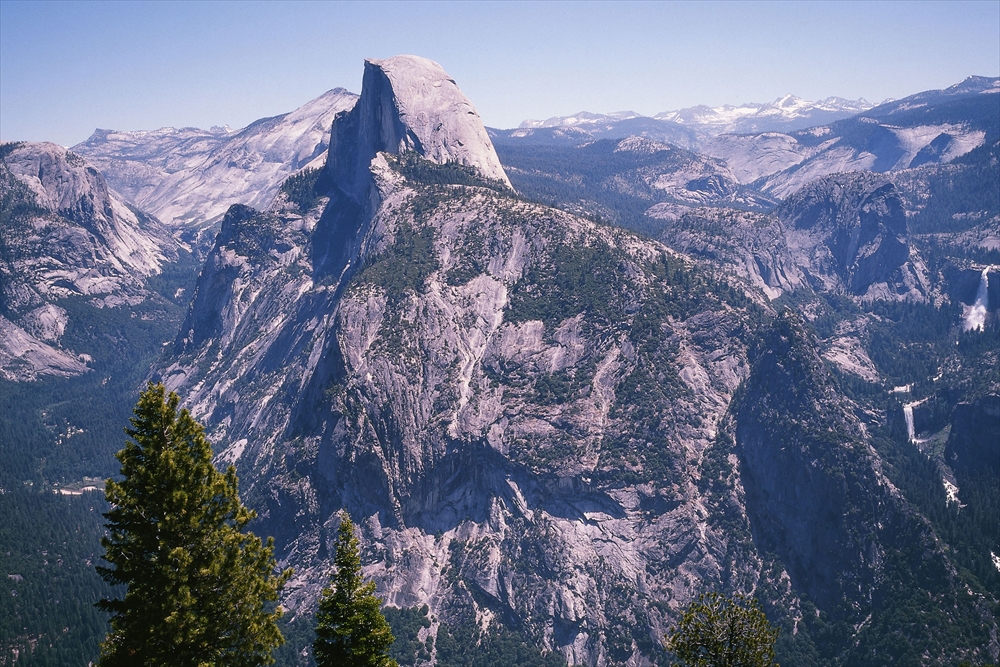 IMAGE_これは山の風景の写真です。特に、形が特徴的な山が見られます。このような山がある場所は、アメリカのヨセミテ国立公園の「ハーフドome」と呼ばれる地点かもしれません。この地域は美しい自然景観で知られています。