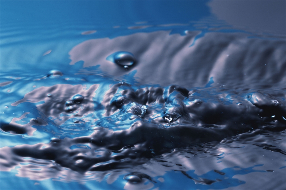 IMAGE_これは水面の近くでの動きや波紋を捉えた写真のようです。水滴や波の反射が美しく、青い色調が印象的ですね。