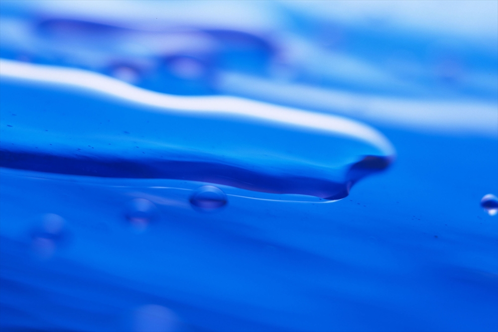 IMAGE_これはおそらく水や液体のマクロ写真で、青い色合いが強調されています。水の表面や、水滴が集まっている様子が写っていると思われます。光の反射や屈折も見られるので、非常に抽象的な美しい印象を与えています。