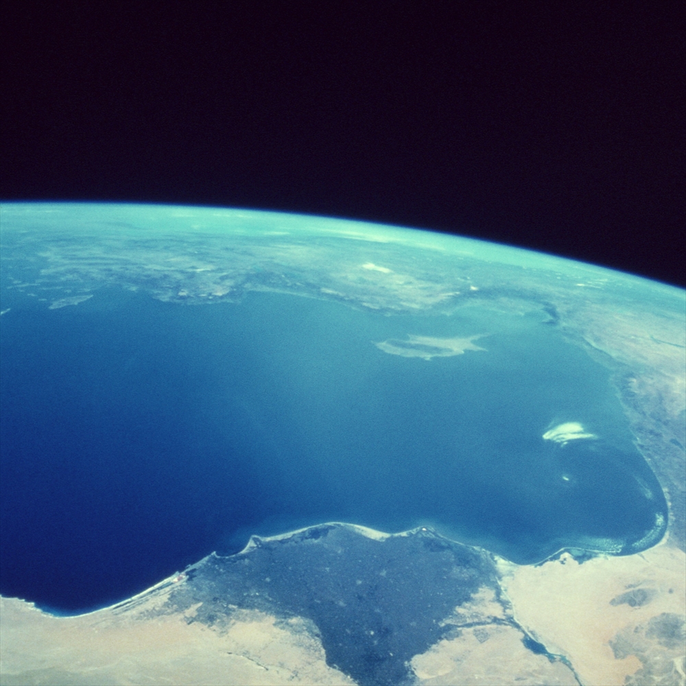 IMAGE_これは地球の上空から撮影された写真のようです。青い海と陸地が見え、地球の曲線が確認できます。このような画像は、宇宙から見る地球の美しさや壮大さを示しています。