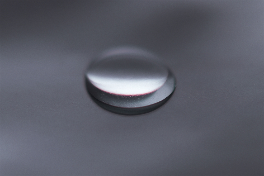IMAGE_これは水滴のクローズアップ写真のようです。水滴が表面にある状態が詳しく撮影されています。光の反射や屈折が美しく映し出されています。