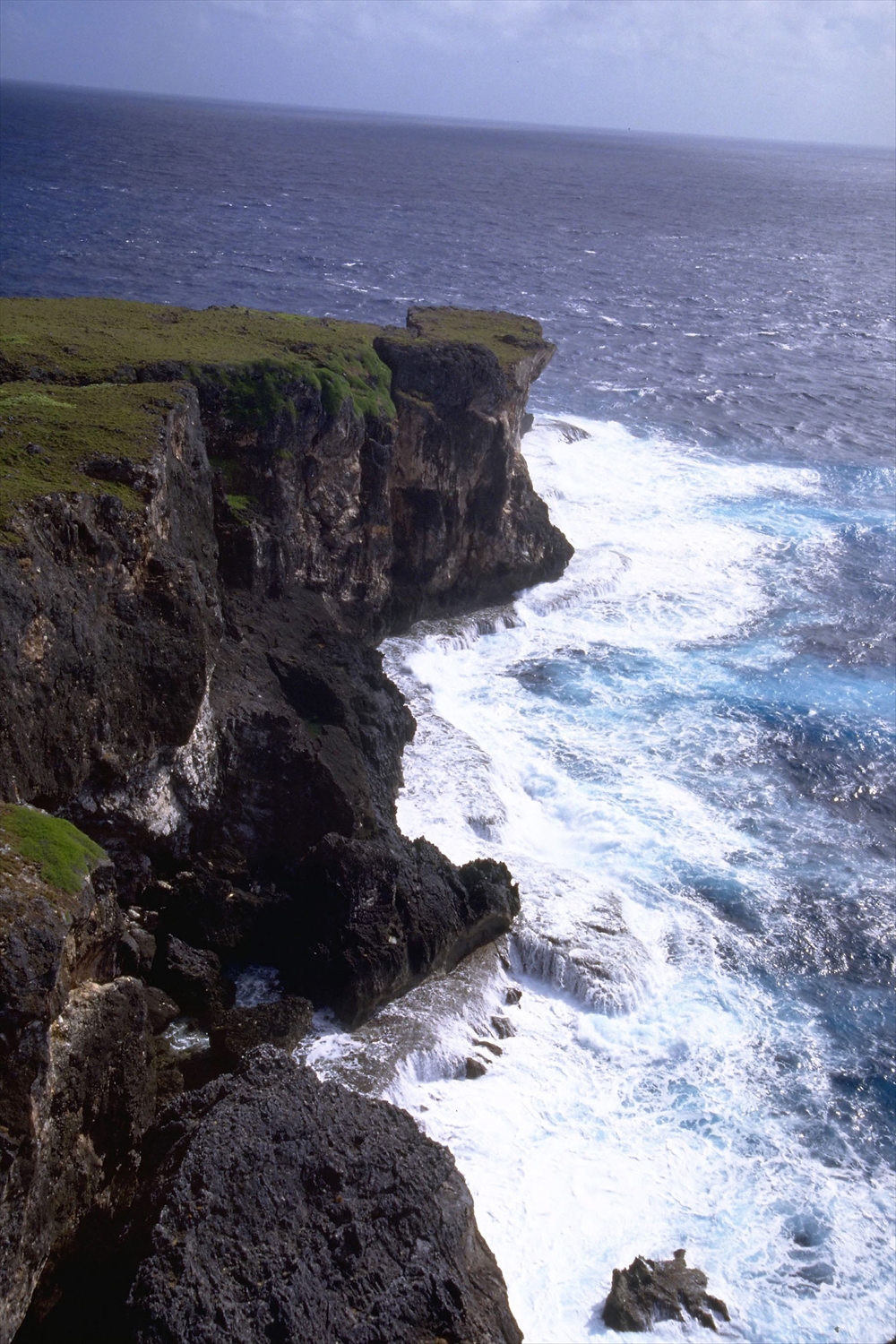 IMAGE_これは海岸の風景を示した写真です。岩や波、そして青い海が見えます。具体的な場所については分かりませんが、自然の美しい景色を捉えたもののようです。