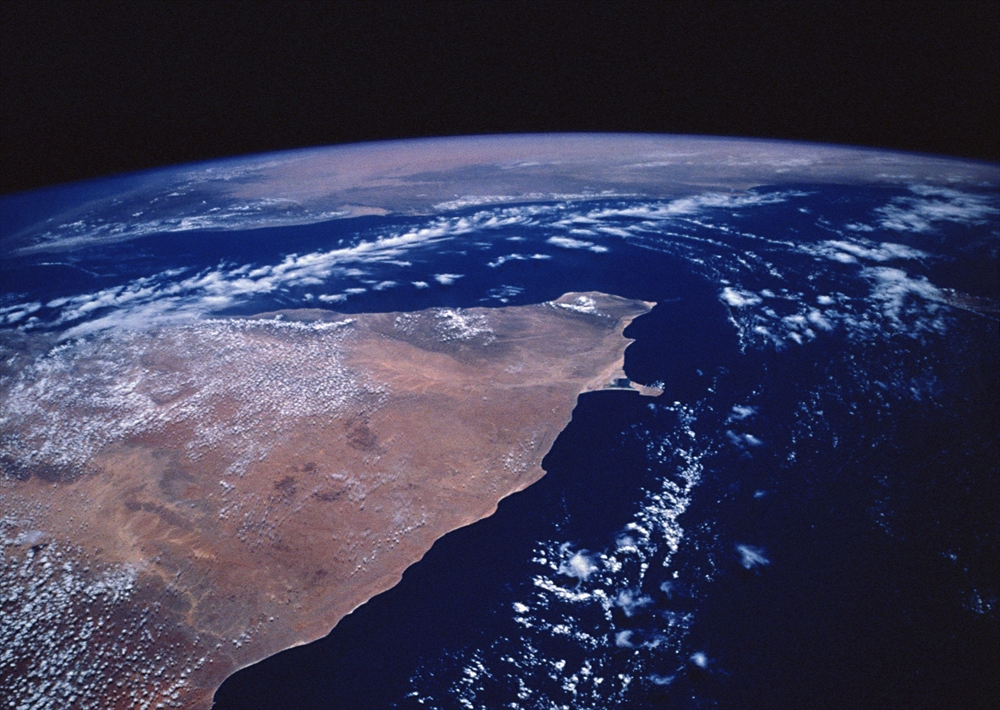 IMAGE_この画像は、地球の一部を宇宙から捉えたもので、土地と海が見えます。特定の場所を示しているかどうかはわかりませんが、地球全体の美しさや地理的な特徴を示す魅力的な視点です。