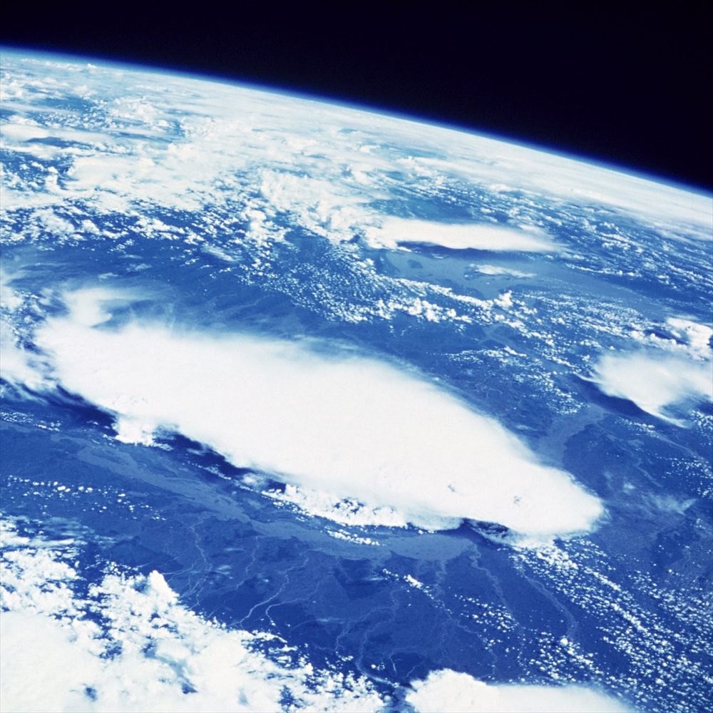 IMAGE_これは地球の衛星写真のようです。青い海と雲、地表の一部が見えます。地球の外からの視点で、広大な自然の景色が捉えられています。