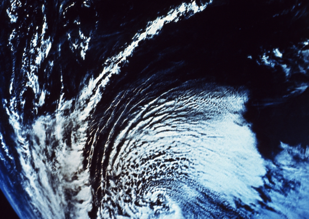 IMAGE_この写真は地球の空から捉えたもので、雲や大気の様子が映し出されています。特に、雲の形や構造が詳細に見える画像です。具体的な気象現象や場所については特定できませんが、地球の美しい自然や気象のダイナミクスを示していると思われます。