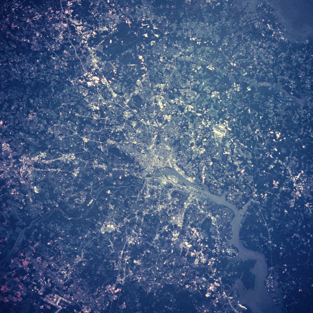 IMAGE_これは地球の都市部を宇宙から捉えた写真のようです。都市の明かりや、川の流れが見えますが、具体的にどの都市かは分かりません。